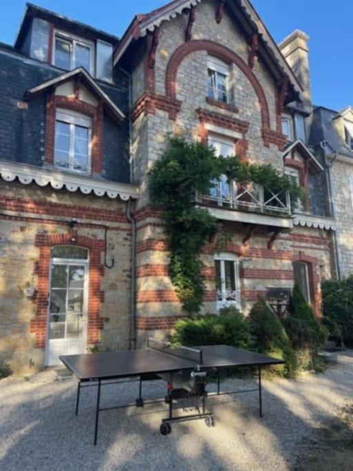 - une table de ping-pong devant le bâtiment dans l'établissement Chalet 1er, bel appartement, à Bagnoles-de-l'Orne