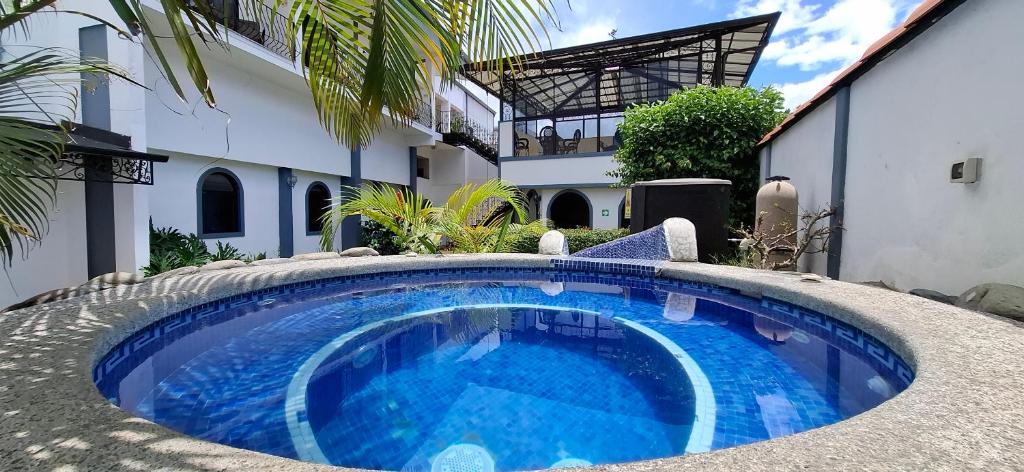 a swimming pool in front of a building at Hotel Santo Tomás in San José