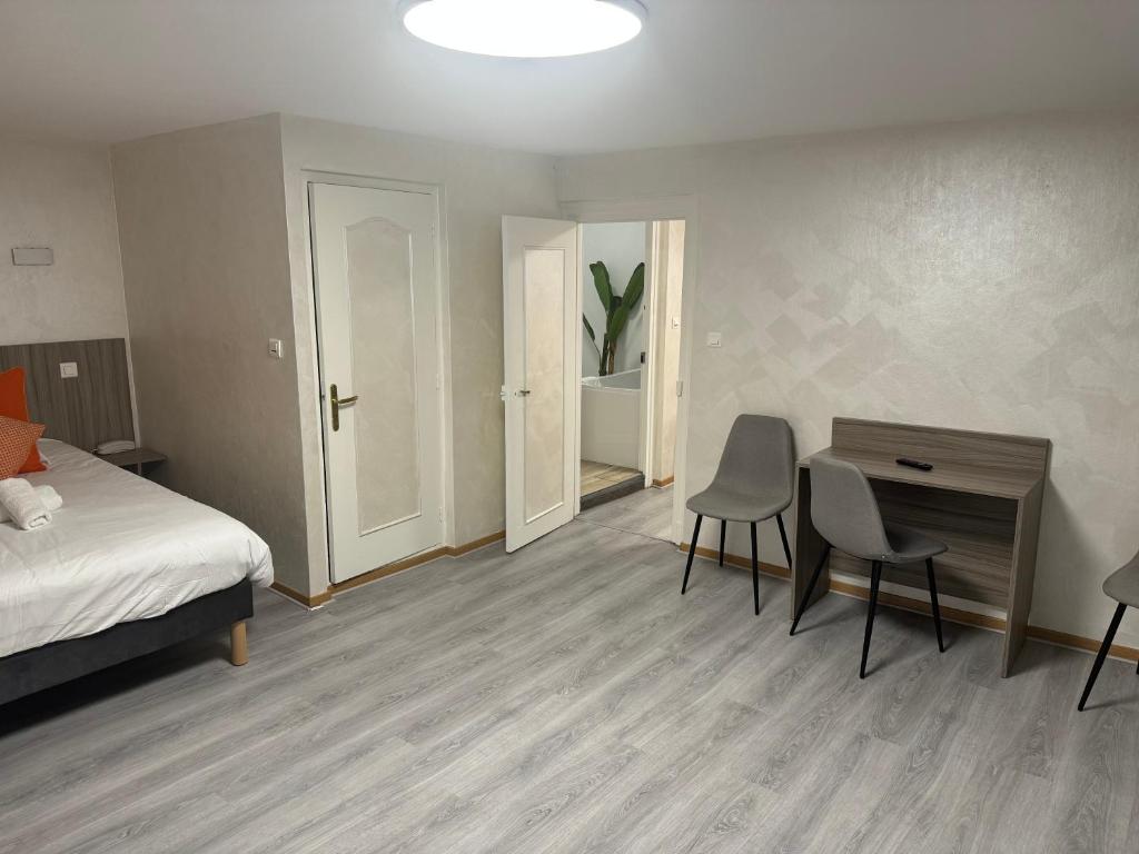 Postel nebo postele na pokoji v ubytování Hotel Le Sully