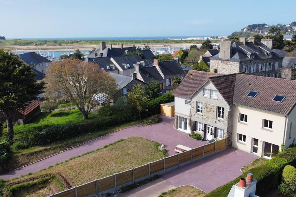 une vue aérienne sur un quartier résidentiel avec des maisons dans l'établissement Le logis du port, à Barneville-Carteret
