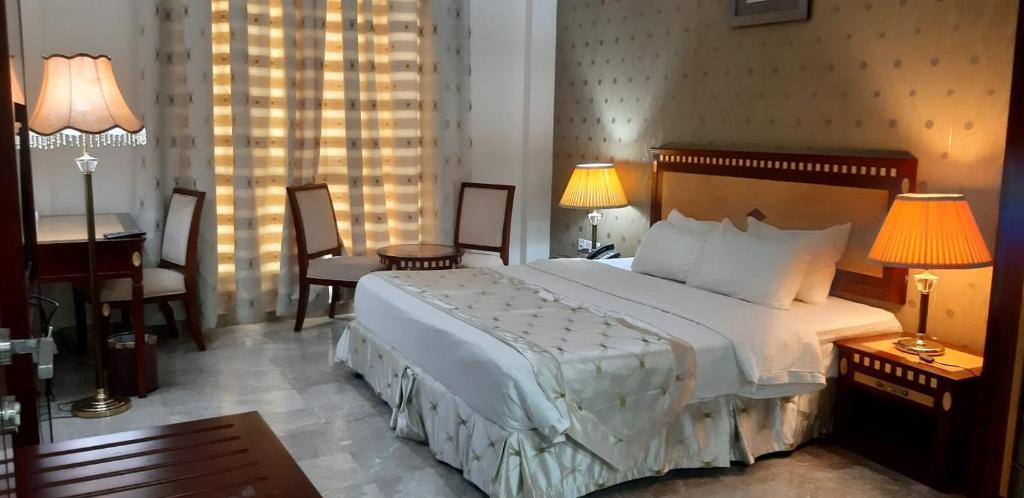 Postel nebo postele na pokoji v ubytování Pioneer Hotel Apartments Muscat