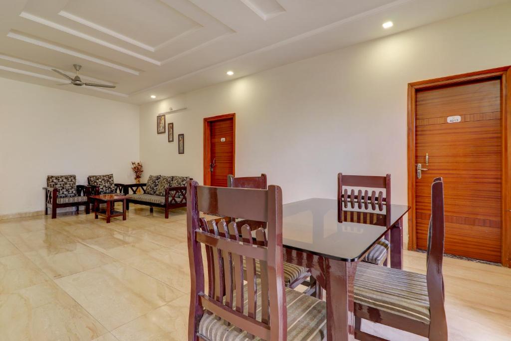 Posezení v ubytování Homely 3BHK apartment in the heart of the city