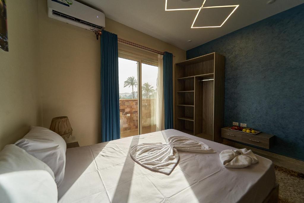 Postel nebo postele na pokoji v ubytování New pyramids inn