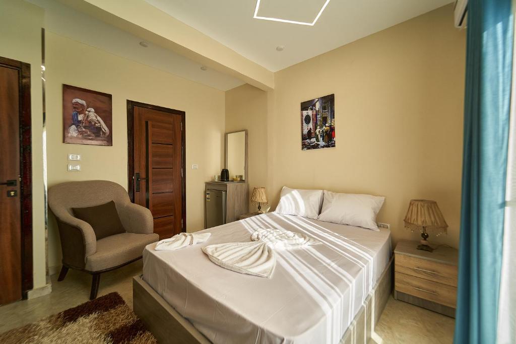 Postel nebo postele na pokoji v ubytování New pyramids inn