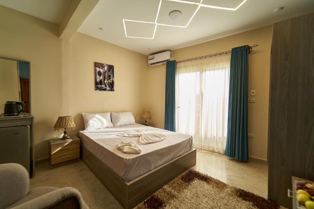 Postel nebo postele na pokoji v ubytování New pyramids inn