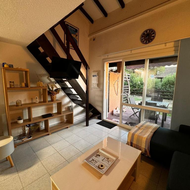 - un salon avec un escalier et une vue sur le salon dans l'établissement La Villa Paradisu, à Ghisonaccia