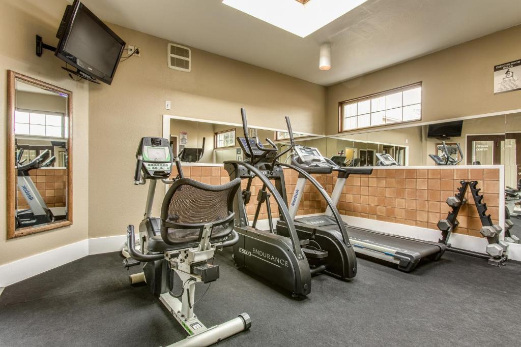 Fitness centrum a/nebo fitness zařízení v ubytování Coachman Inn