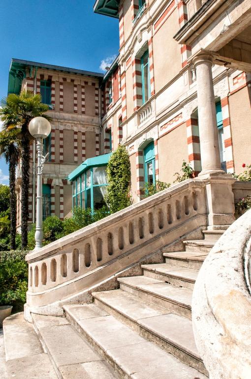 a set of concrete stairs in front of a building at Résidence de Tourisme Vacances Bleues Villa Regina in Arcachon