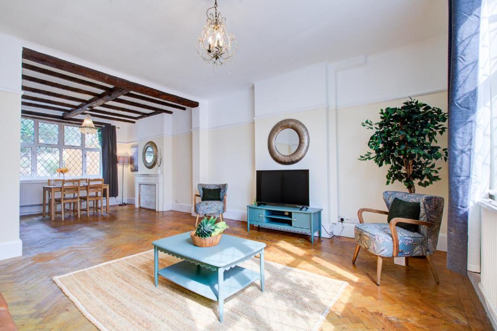 KentにあるNewly Refurbished 2 Bedroom Houseのテレビとテーブルのあるリビングルーム