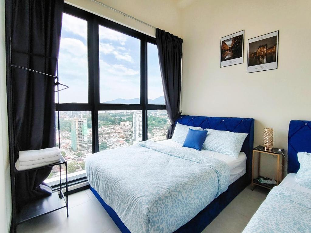 una camera da letto con due letti e una grande finestra di The Best Luxury suites Asia Spacious 3BR Sea View a Jelutong