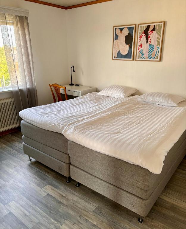 Postel nebo postele na pokoji v ubytování Villa söder om Varberg