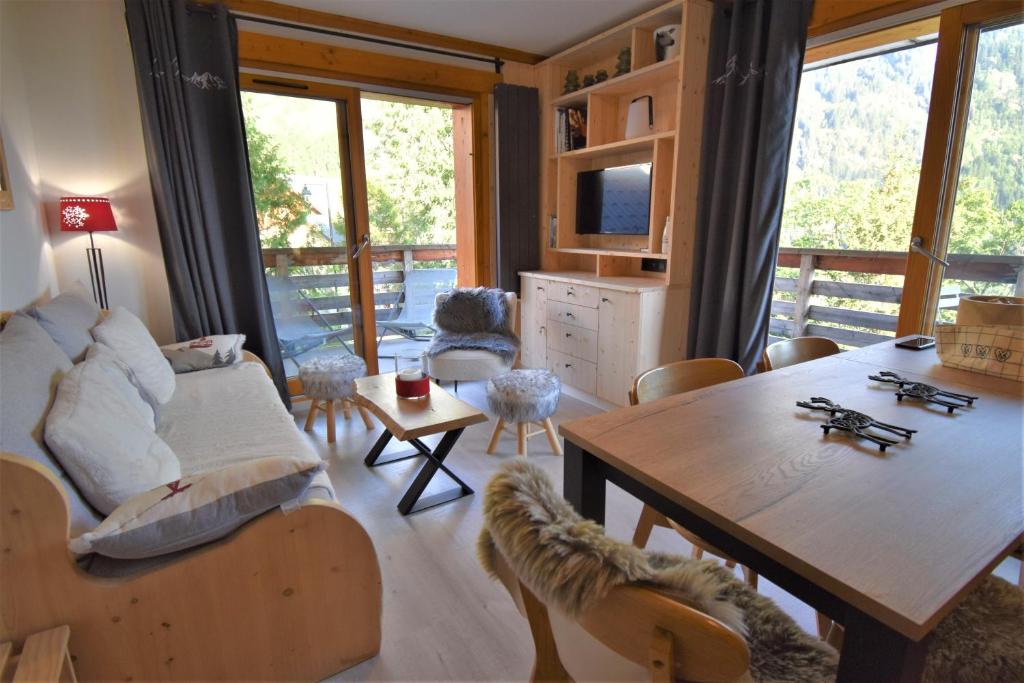 un salon avec un canapé et une table dans l'établissement VAUJANYLOCATIONS - Les Valmonts, à Vaujany