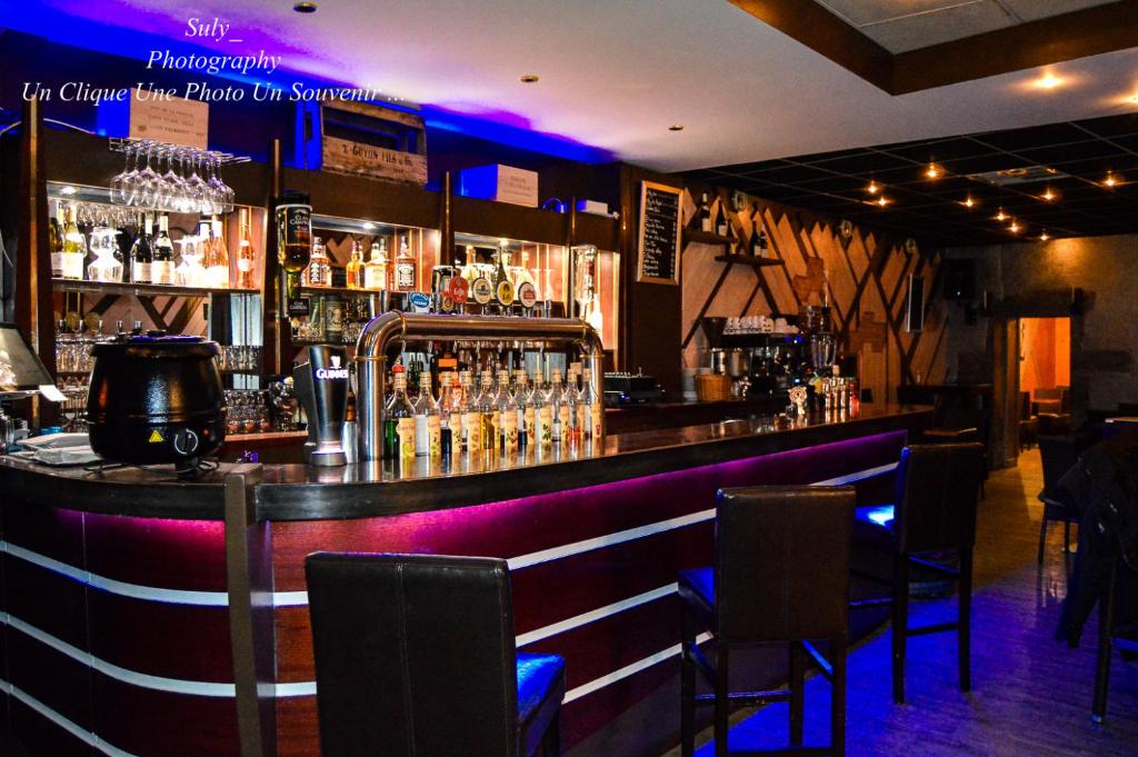 Lounge nebo bar v ubytování Hôtel du Commerce