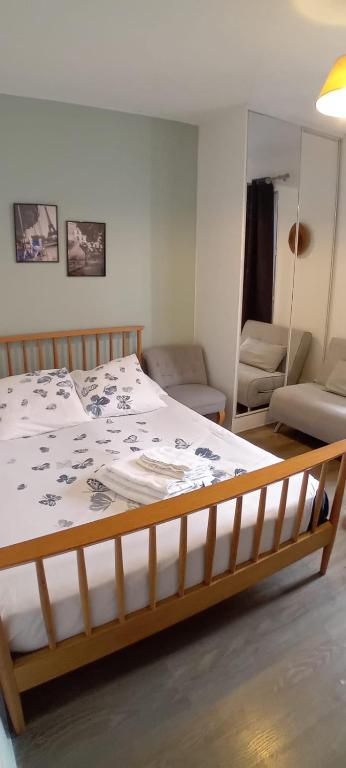 une chambre avec un grand lit dans une pièce dans l'établissement París 10, à Paris