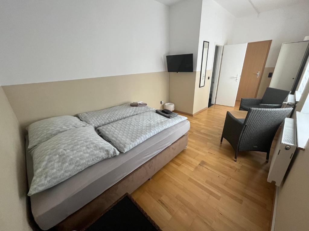 Eigenes Zimmer mit Bad-Pension - Tweepersoonskamer Met Eigen Badkamer