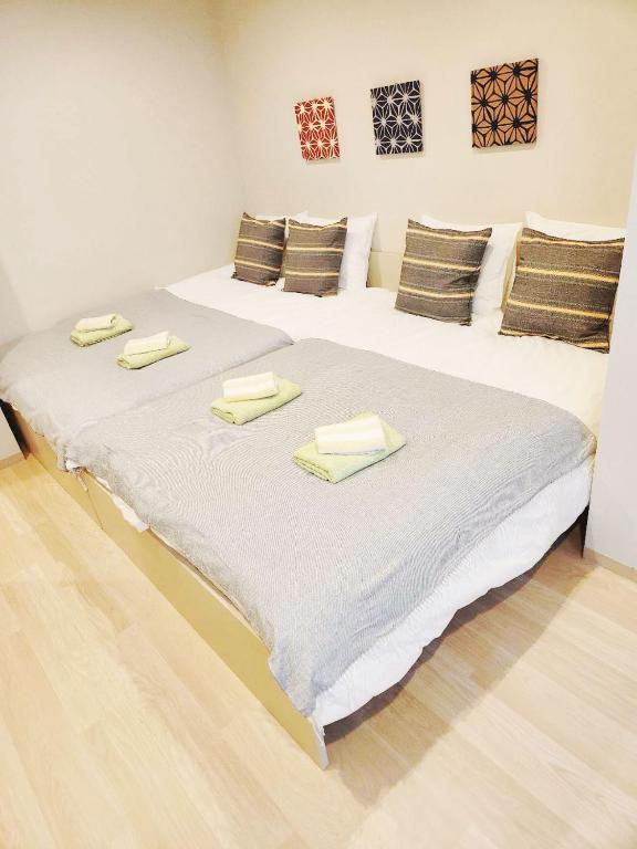 Postel nebo postele na pokoji v ubytování Tamatsukan 玉津館, Detached Hse, JR Tsuruhashi 7min, Kansai Airport 關西空港 57 mins, Namba 6 mins, Nihonbashi 4 mins, Universal Studio 37 mins, Nara 30 mins, Early Check In