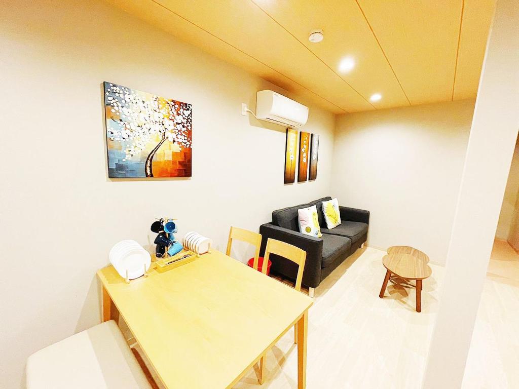 Posezení v ubytování Tamatsukan 玉津館, Detached Hse, JR Tsuruhashi 7min, Kansai Airport 關西空港 57 mins, Namba 6 mins, Nihonbashi 4 mins, Universal Studio 37 mins, Nara 30 mins, Early Check In