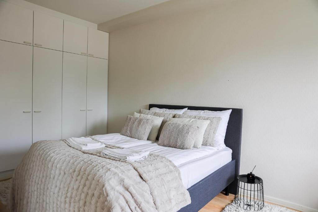 Giường trong phòng chung tại Cozy City Condo by BookLapland