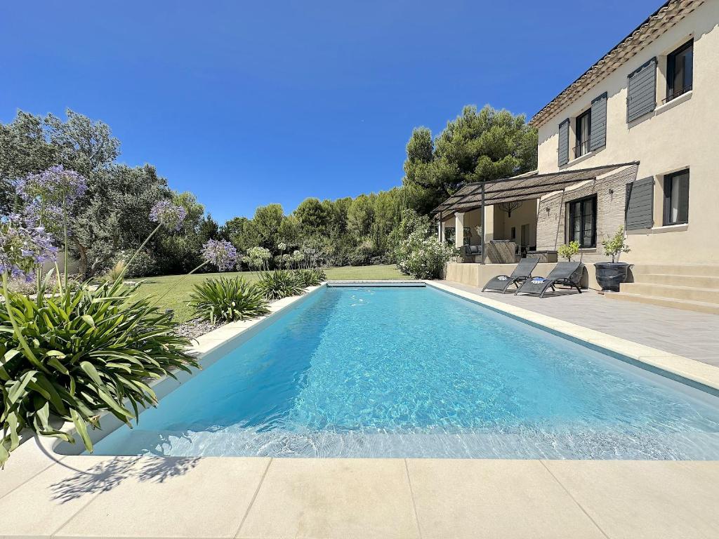 une piscine dans l'arrière-cour d'une maison dans l'établissement Mas de Cartelan, à Paradou