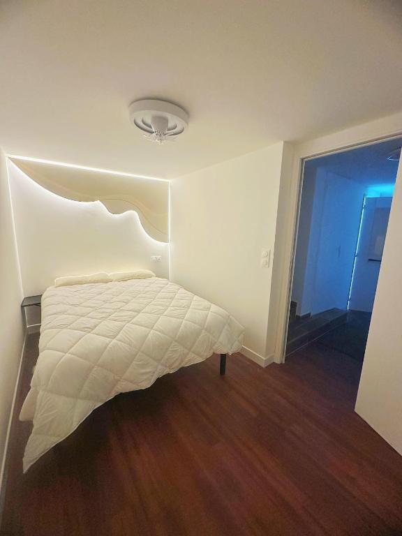 - une chambre avec un lit dans un dortoir doté de parquet dans l'établissement Paris maison-4min à Métro7-18min au centre de Paris, à Villejuif