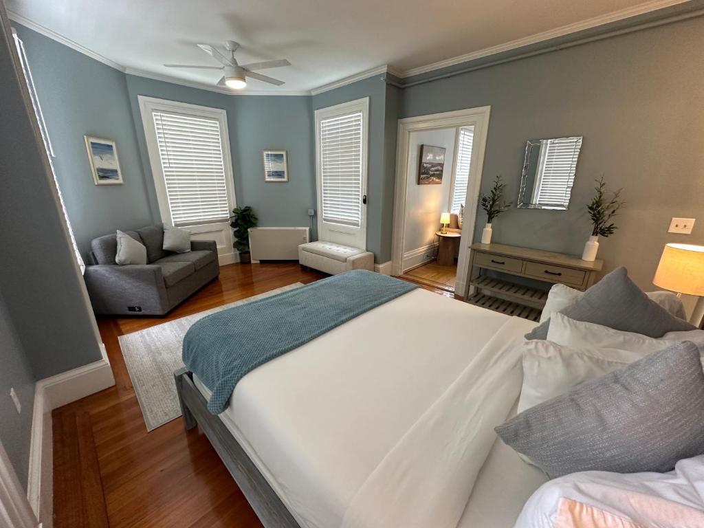 Entire Charming Victorian Home Downtown Newport - 公寓
