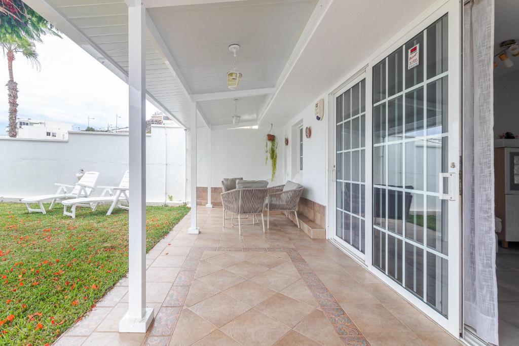 Balkón nebo terasa v ubytování Flatguest Orinoco + Pool + Terrace + Garden