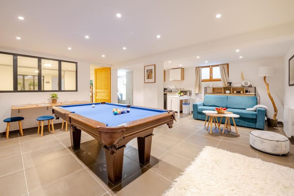 Biliár nebo kulečník v ubytování Logement avec billard, home cinéma et terrasse privatisés