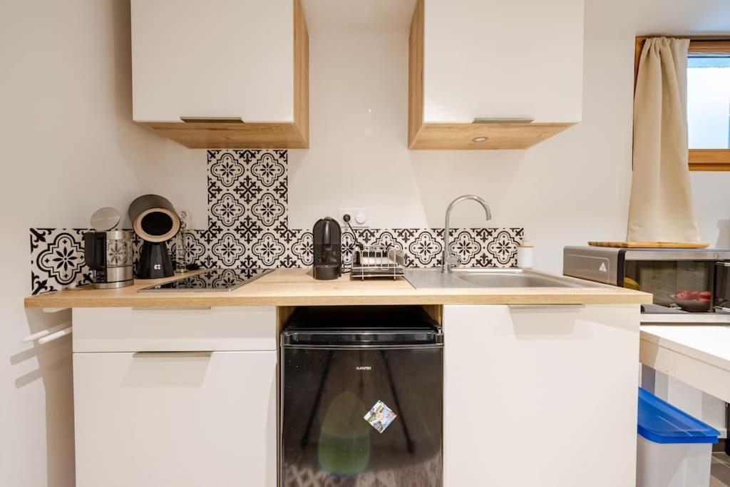 Kuchyň nebo kuchyňský kout v ubytování Logement avec billard, home cinéma et terrasse privatisés