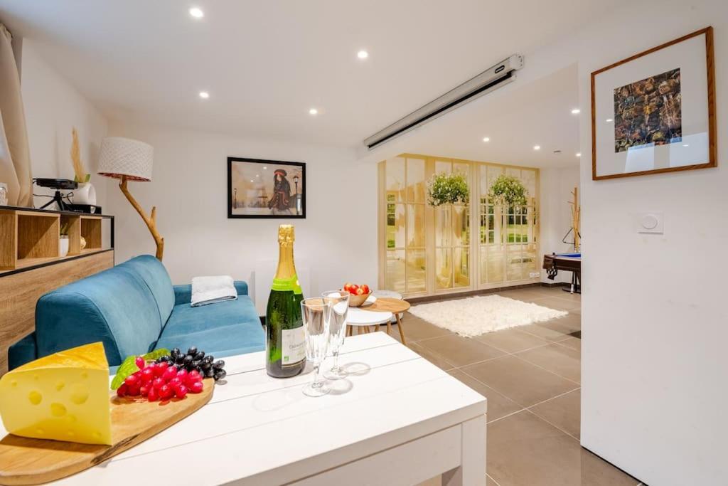 Posezení v ubytování Logement avec billard, home cinéma et terrasse privatisés