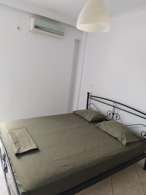 Postel nebo postele na pokoji v ubytování Small apartment in the heart of Piraeus! Notara 43