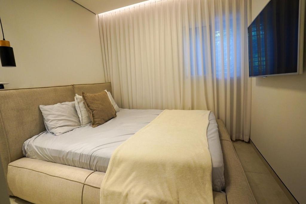 Ένα ή περισσότερα κρεβάτια σε δωμάτιο στο מילה דירות אירוח - Carmel