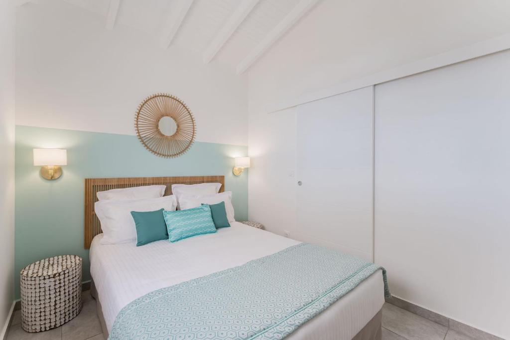 Postel nebo postele na pokoji v ubytování Villa Bouillante 3 chambres avec vue mer et piscine