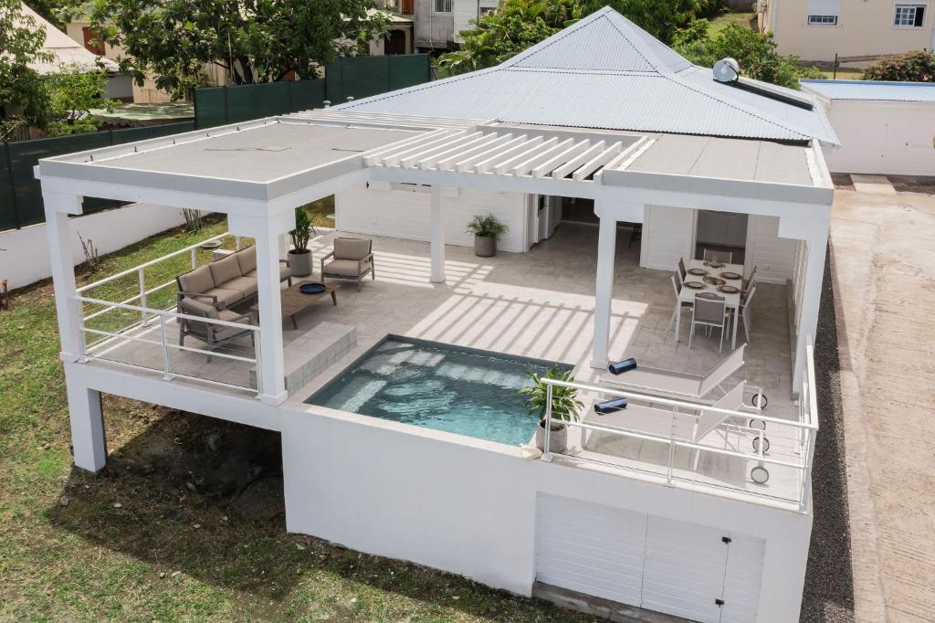 Bazén v ubytování Villa Bouillante 3 chambres avec vue mer et piscine nebo v jeho okolí