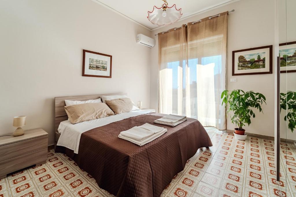 une chambre avec un grand lit avec deux serviettes dessus dans l'établissement Casa Vacanze Solemare Sciacca, à Sciacca