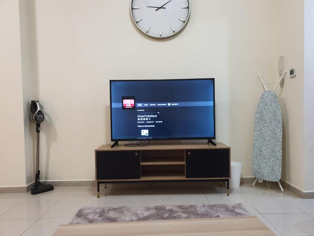 TV a/nebo společenská místnost v ubytování Four Stars Hostel RAS Al-Khaimah
