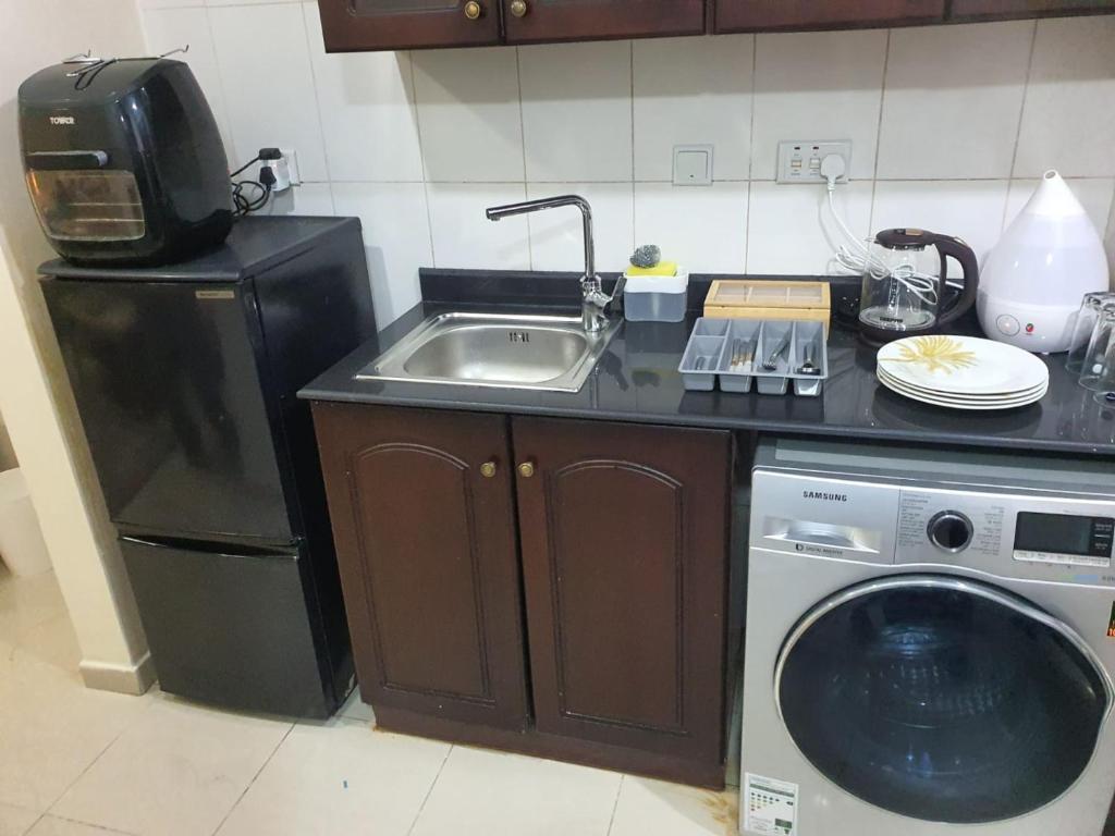 Kuchyň nebo kuchyňský kout v ubytování Four Stars Hostel RAS Al-Khaimah