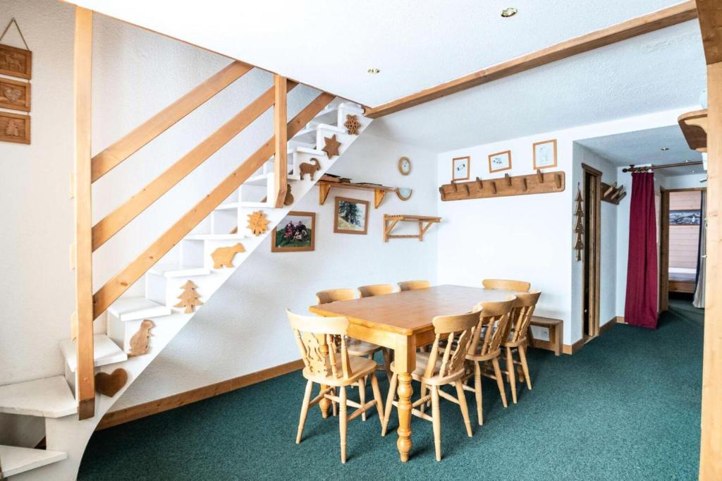 jadalnia z drewnianym stołem i krzesłami w obiekcie Résidence Le Squaw Valley - DUPLEX 3 Pièces 7/8 pers - LE SQUAW VALLEY - PLAGNE VILLAGES MAE-1734 w Aime La Plagne