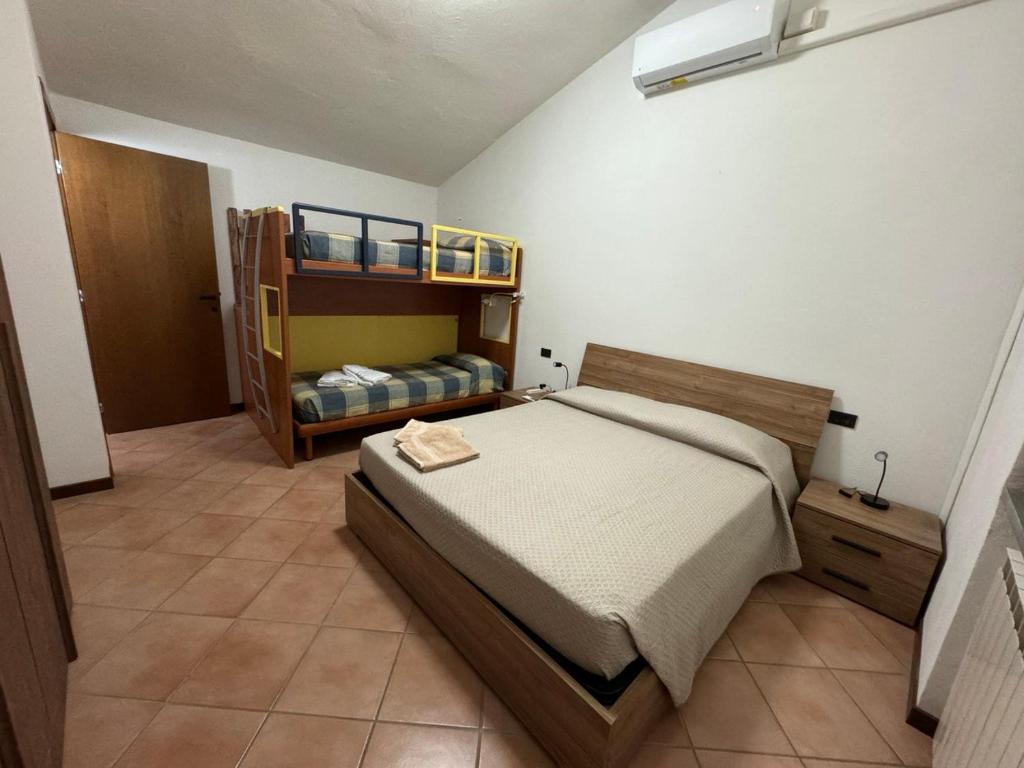 una camera con un grande letto e un letto a castello di Lucky House a Borghetto di Vara