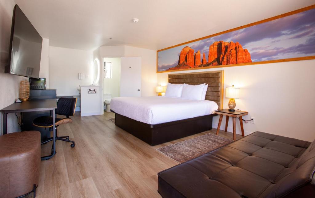 Postel nebo postele na pokoji v ubytování GreenTree Inn Sedona