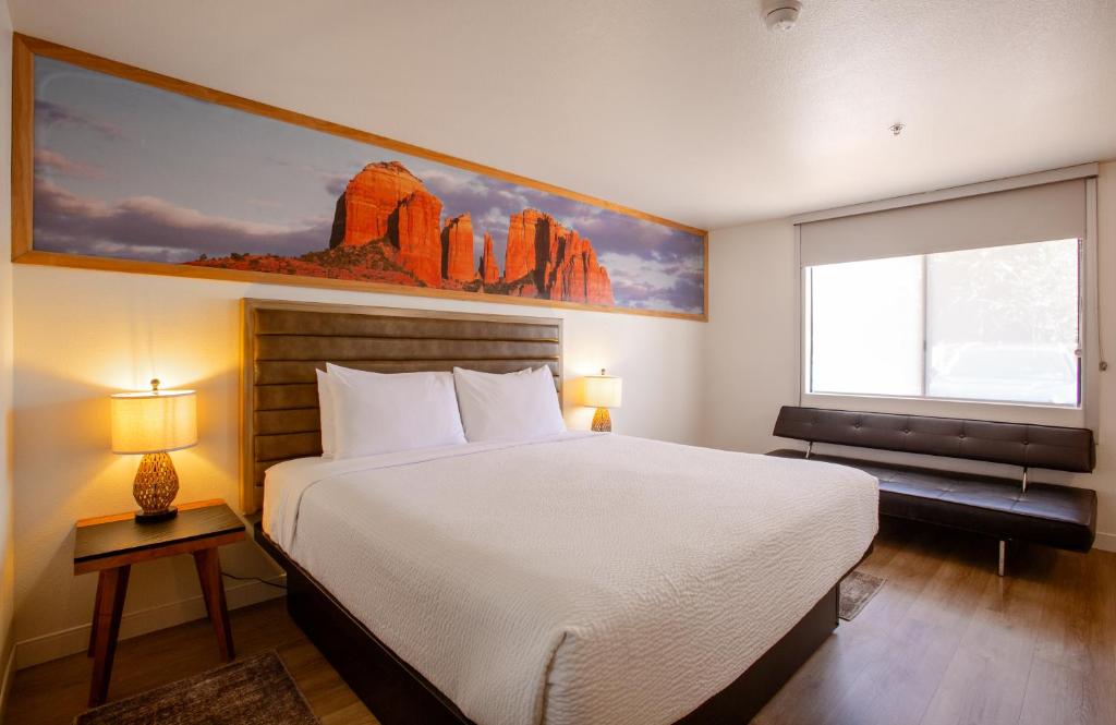 Postel nebo postele na pokoji v ubytování GreenTree Inn Sedona