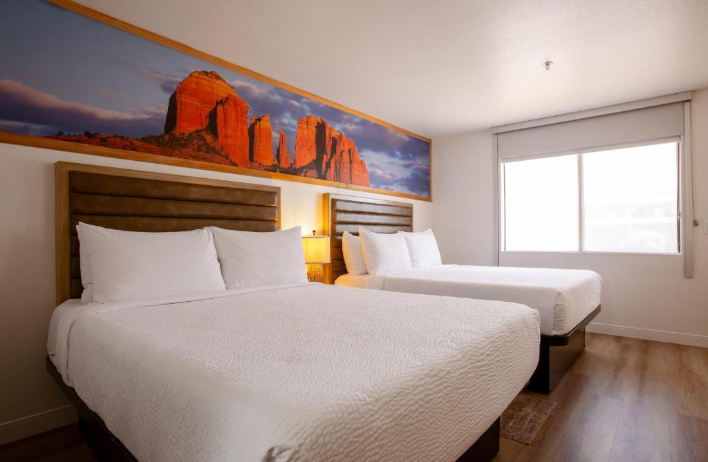 Postel nebo postele na pokoji v ubytování GreenTree Inn Sedona