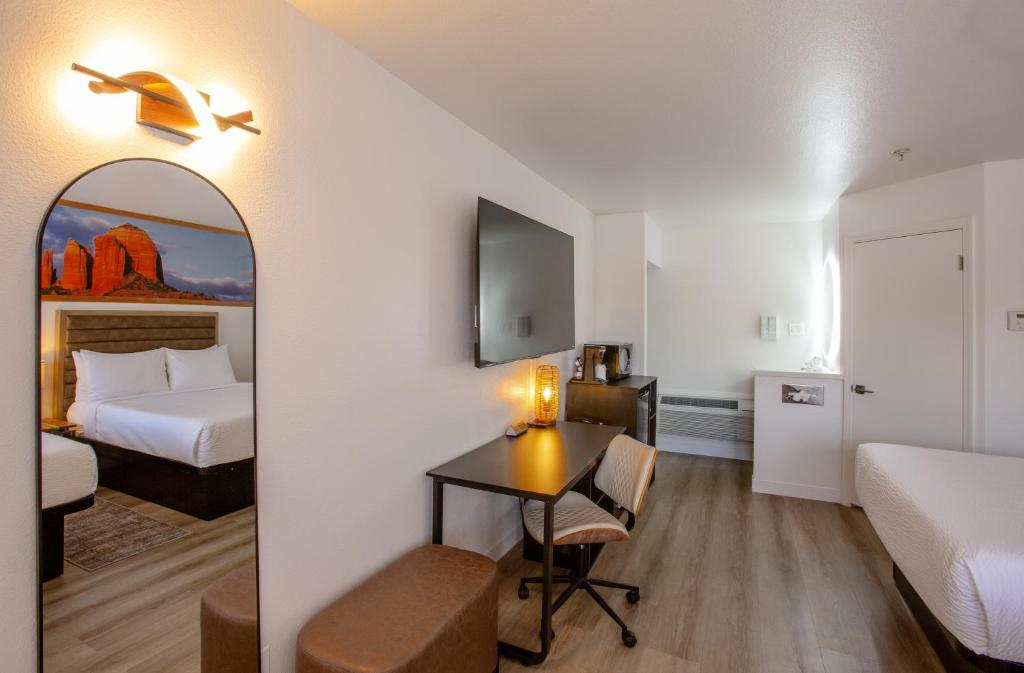 Postel nebo postele na pokoji v ubytování GreenTree Inn Sedona