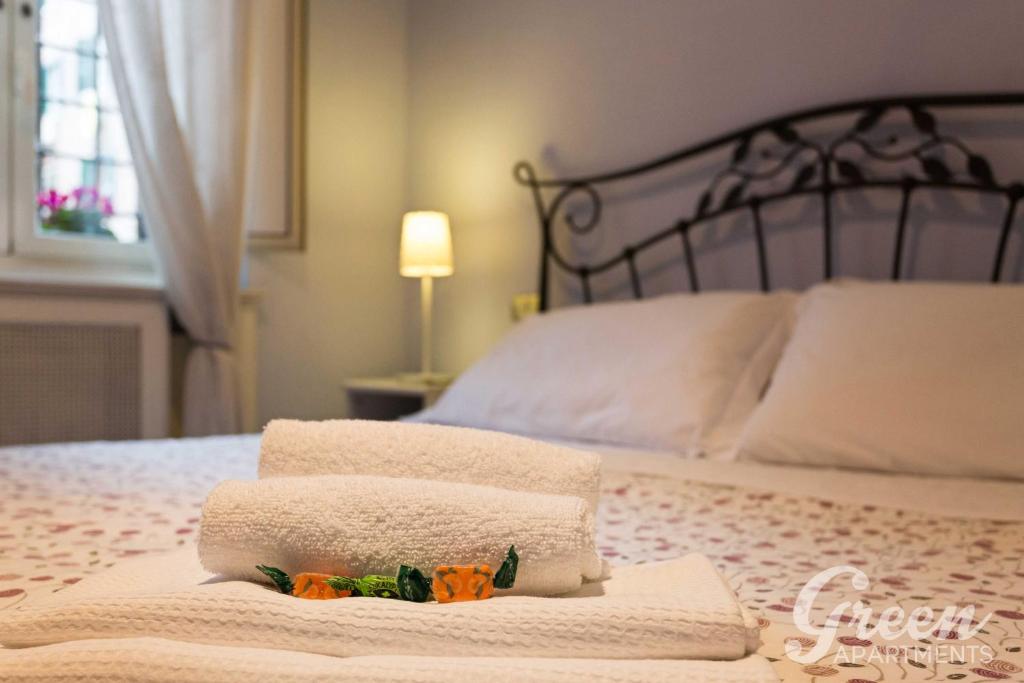 A bed or beds in a room at Green Apartments Rome