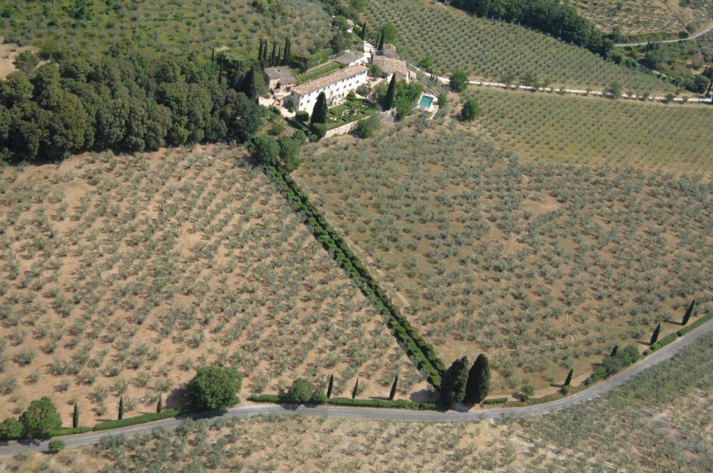 uma vista aérea de uma casa numa colina com uma estrada em Villa della Genga Country Houses em Poreta