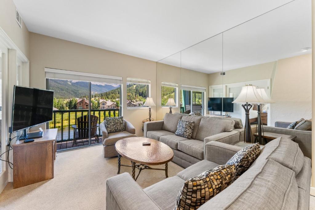 Una sala de estar con un sofá y un televisor. en Greens at Copper 315 by Summit County Mountain Retreats, en Copper Mountain