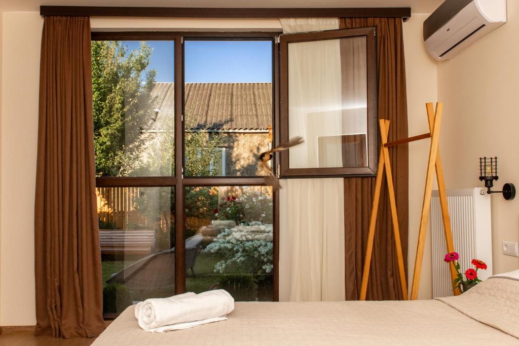 Postel nebo postele na pokoji v ubytování Alvani Inn