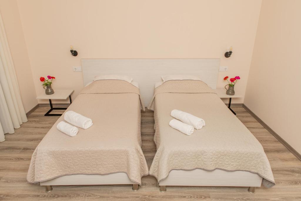 Postel nebo postele na pokoji v ubytování Alvani Inn