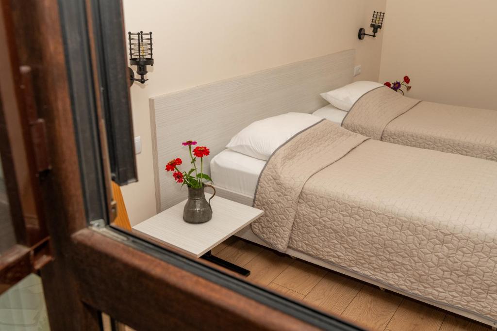 Postel nebo postele na pokoji v ubytování Alvani Inn