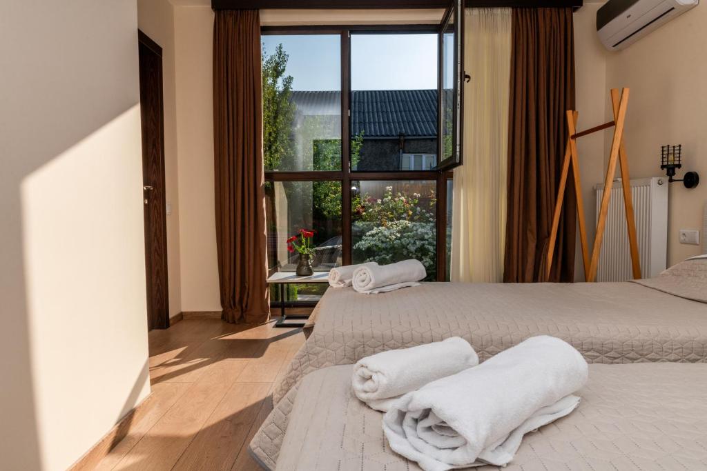 Postel nebo postele na pokoji v ubytování Alvani Inn