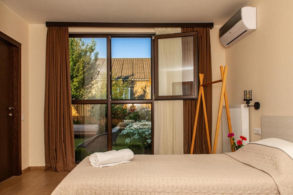 Postel nebo postele na pokoji v ubytování Alvani Inn
